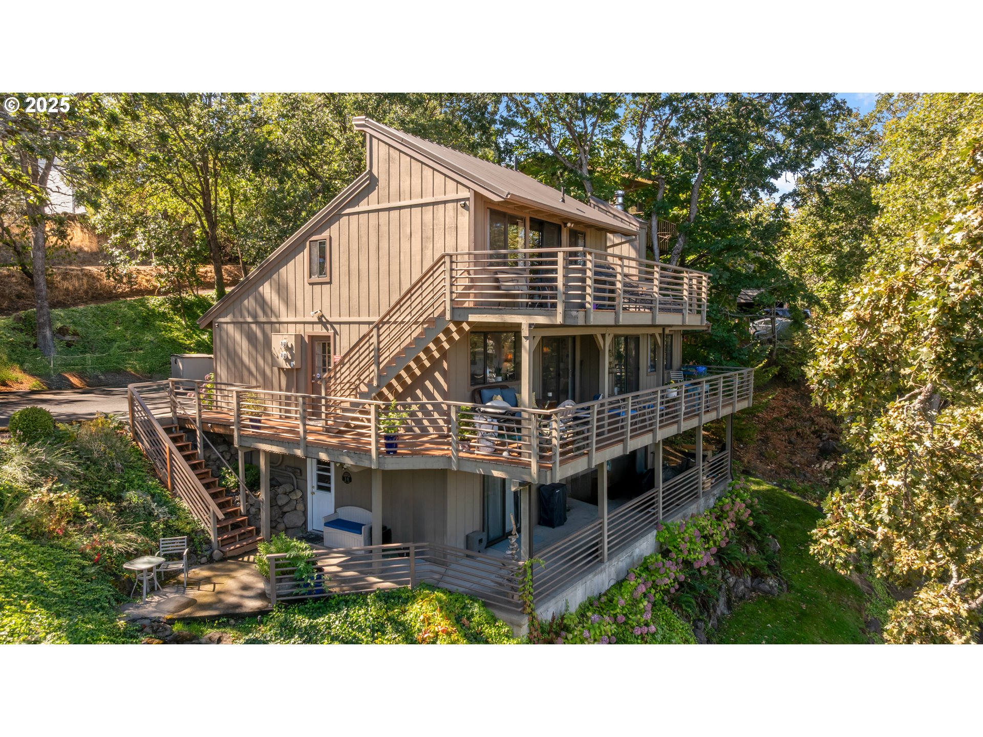 8 HAZEL AVE