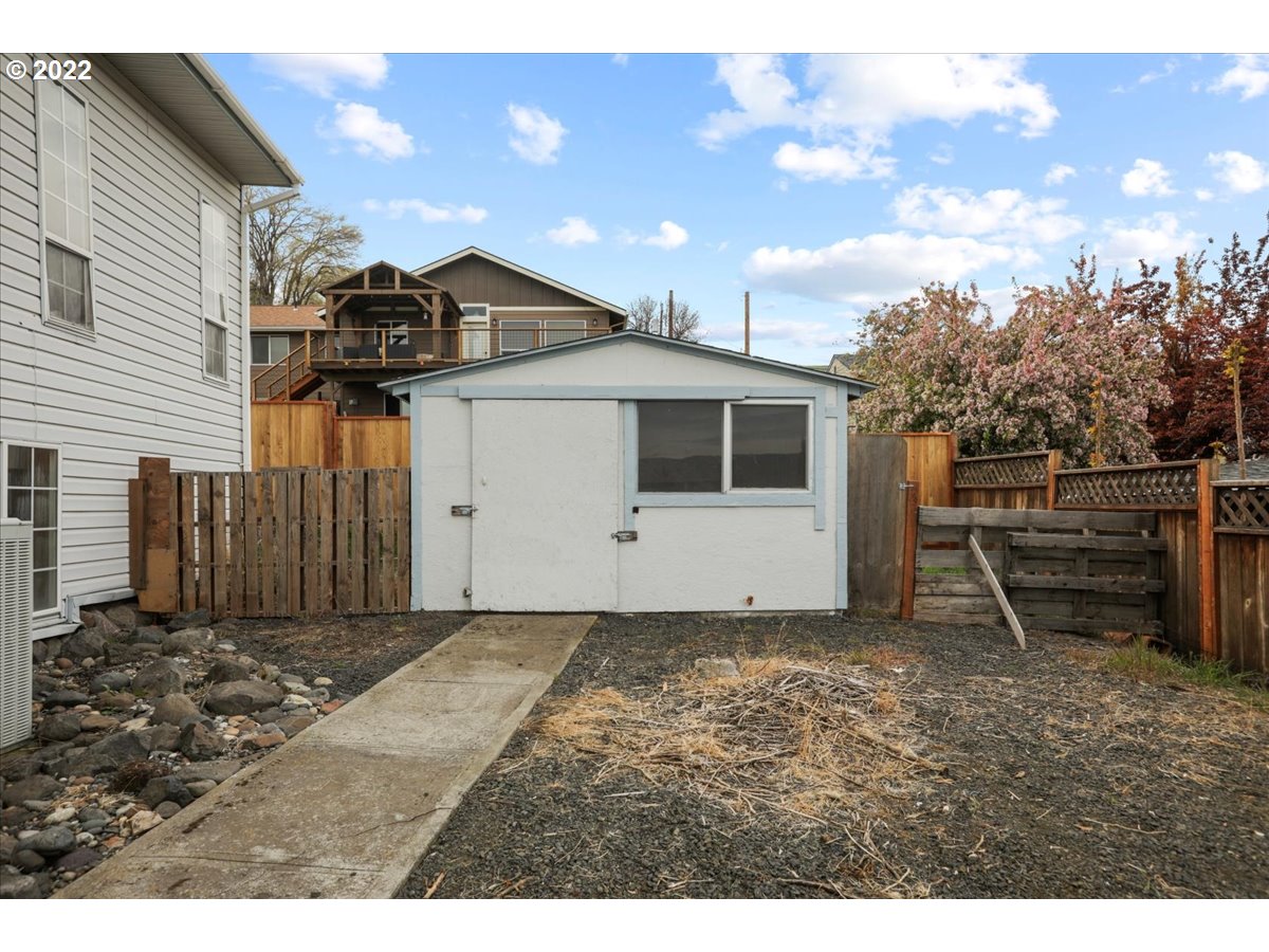 2428 E 11TH