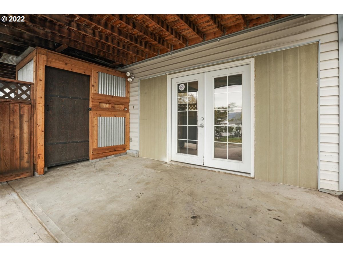 2428 E 11TH