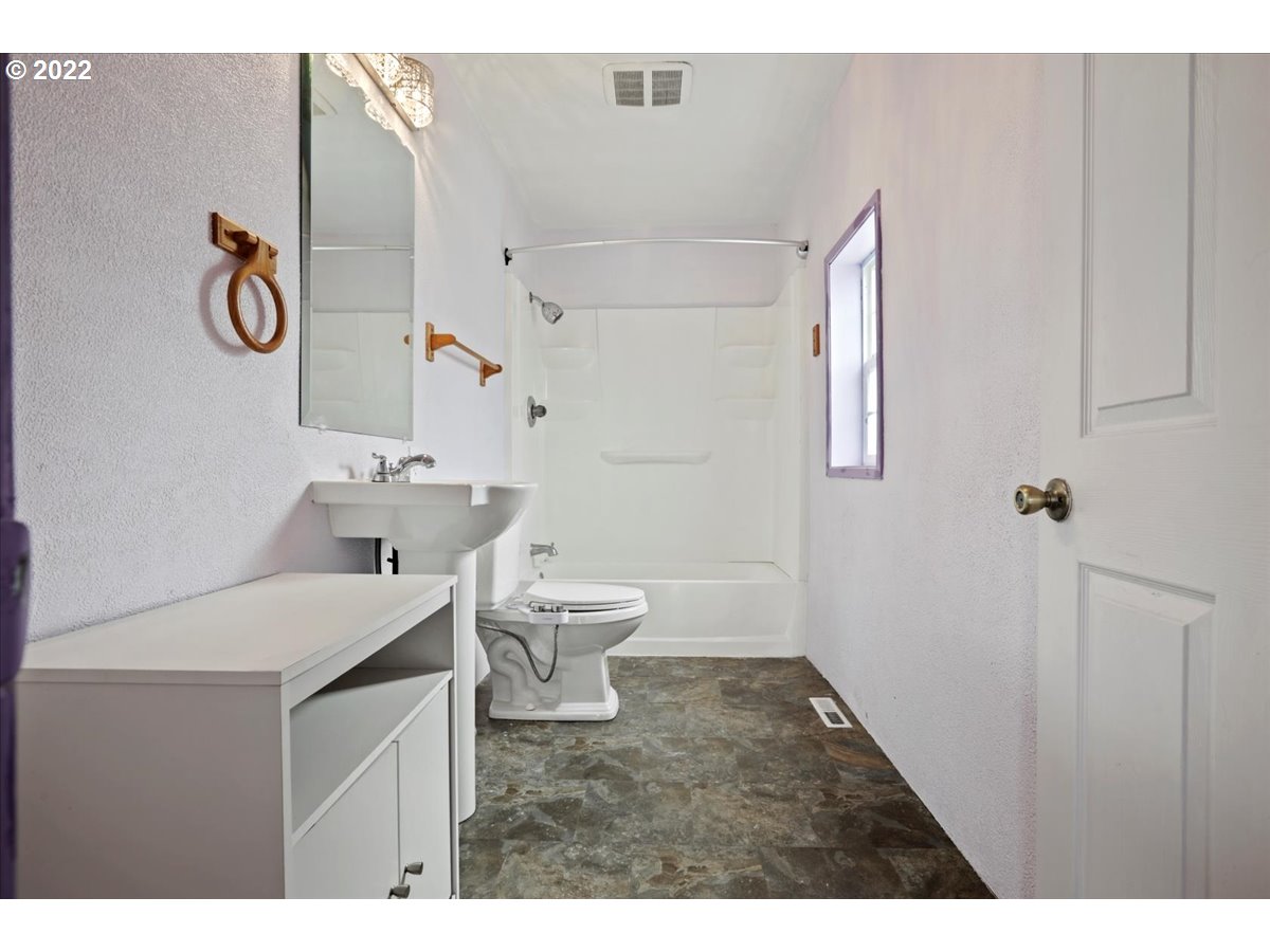 2428 E 11TH