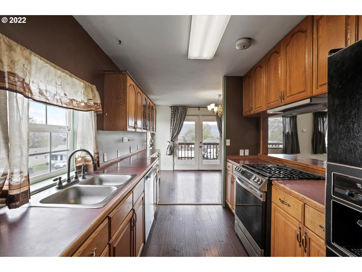 2428 E 11TH