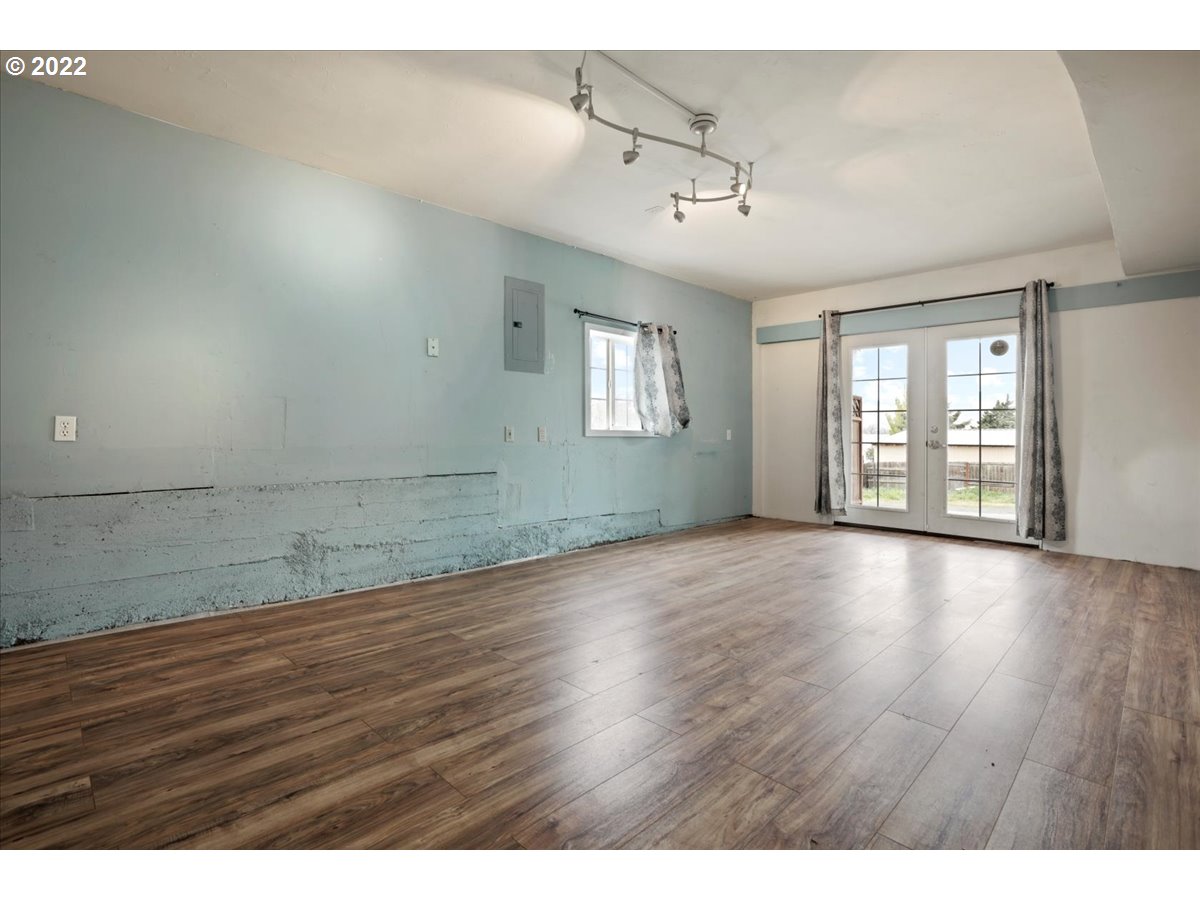 2428 E 11TH