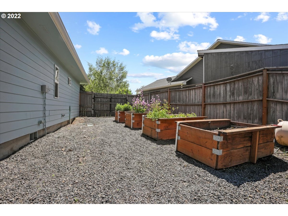19 WALLACE DR