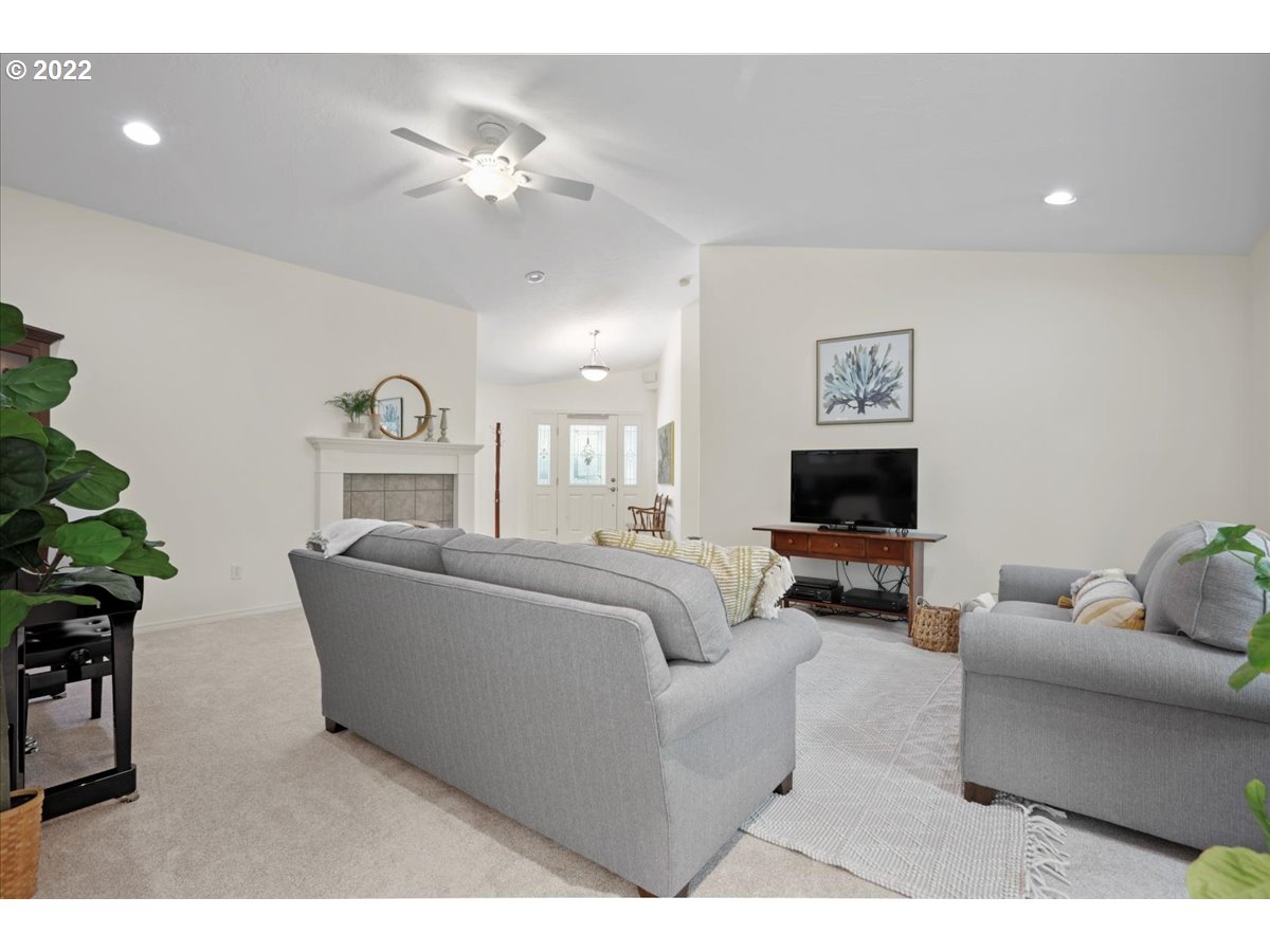 19 WALLACE DR