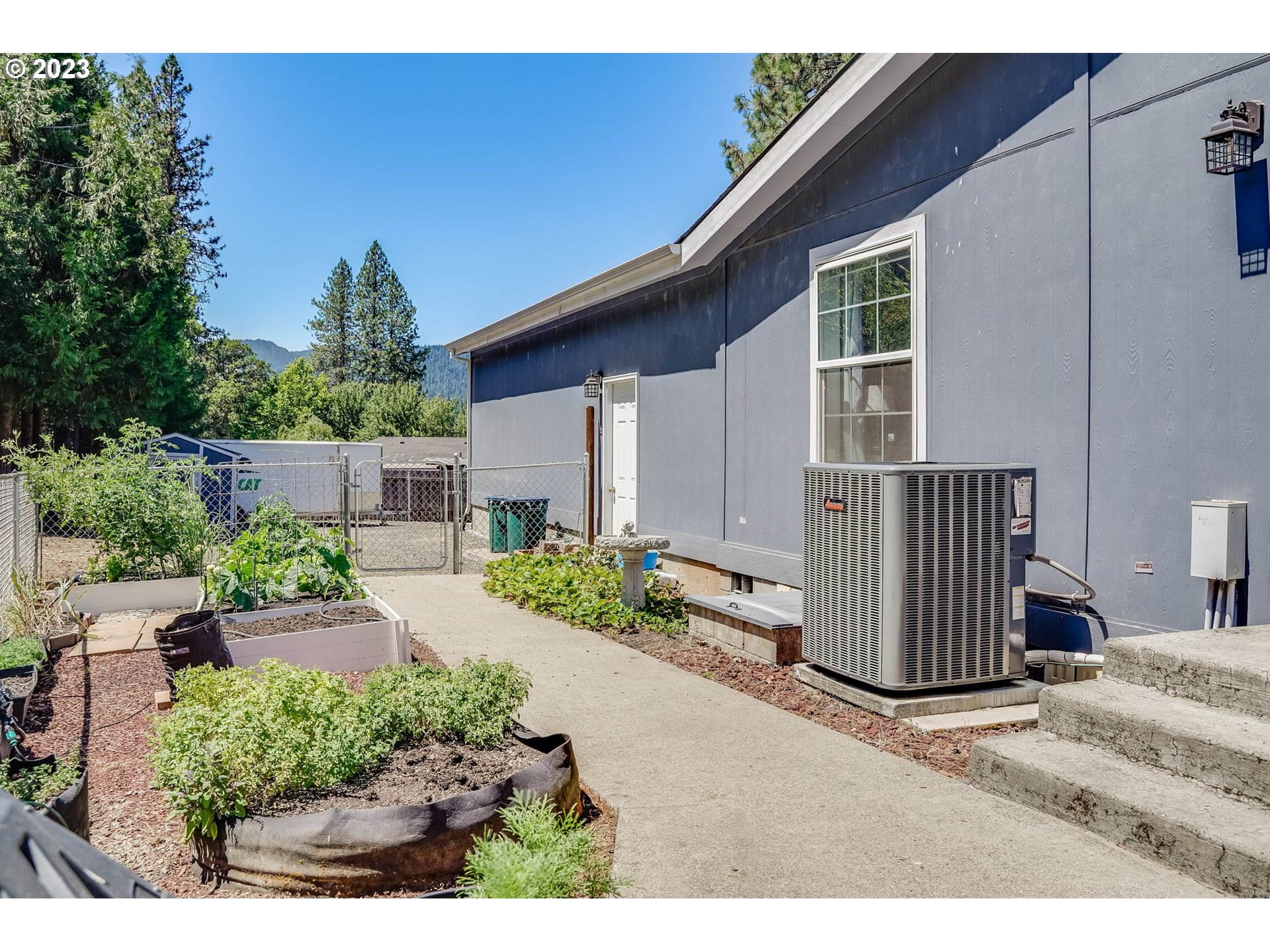 6 FAIRWAY DR