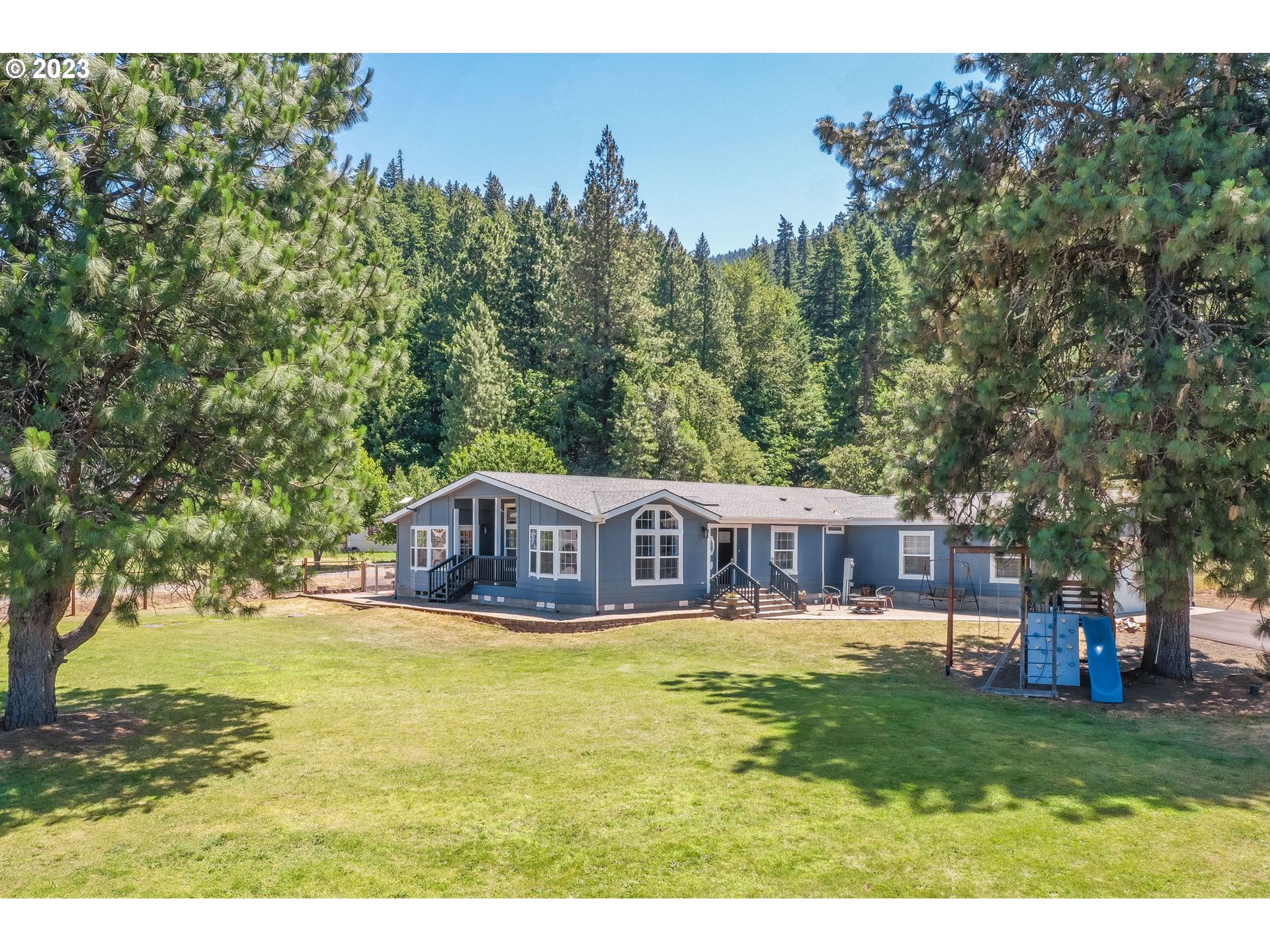 6 FAIRWAY DR