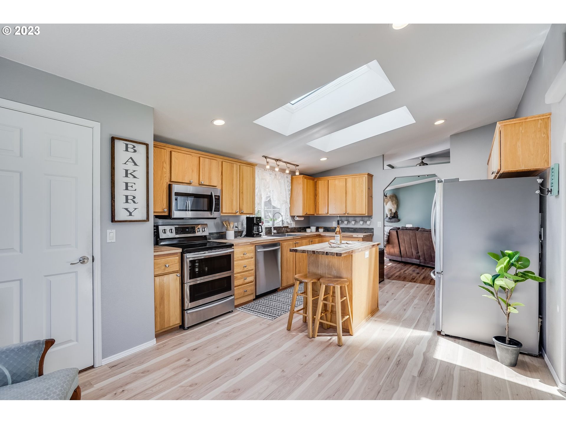 6 FAIRWAY DR