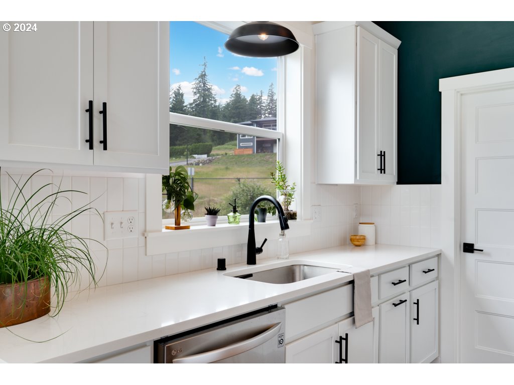 190 NE LOWER BASSO CIR
