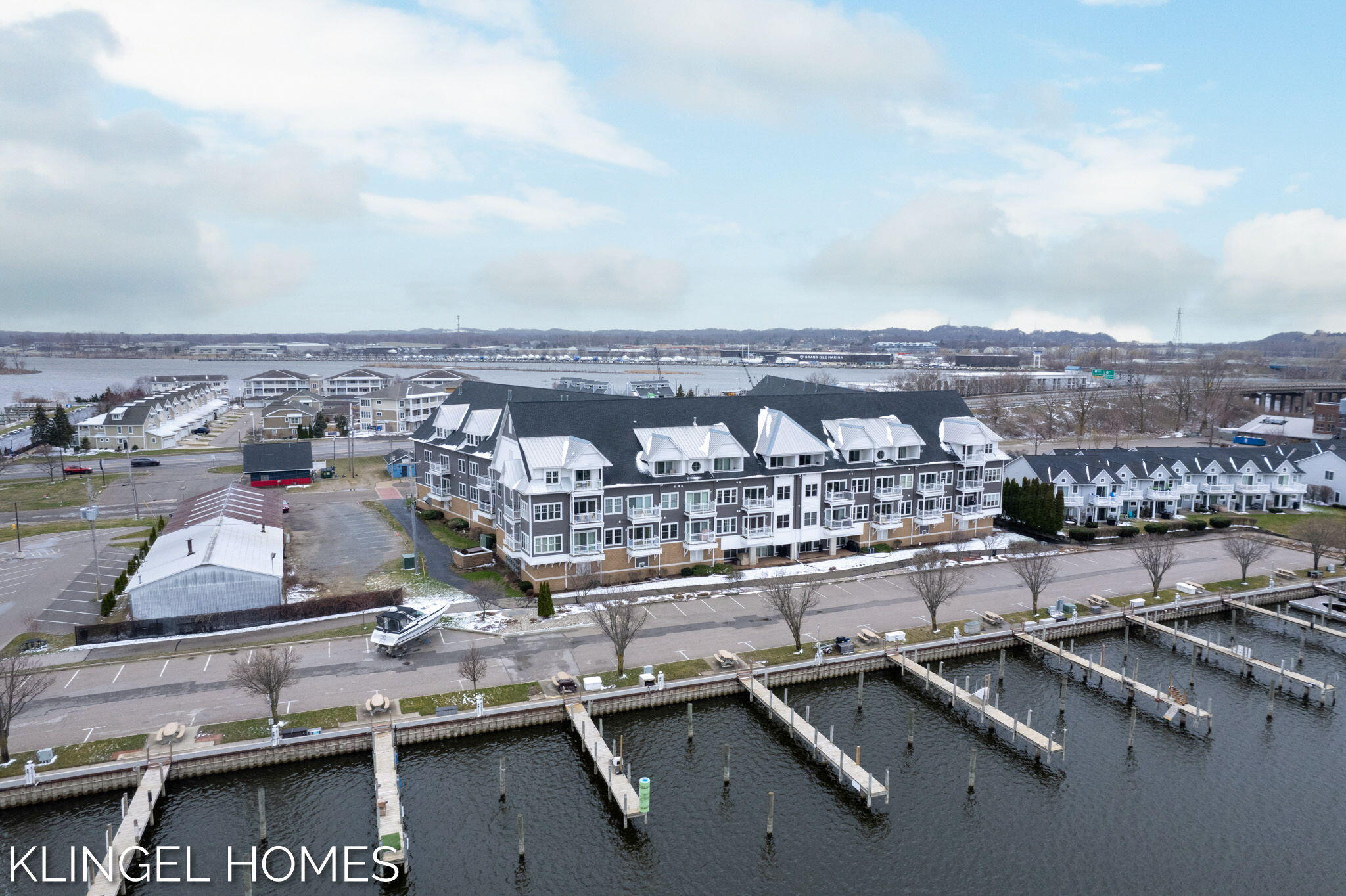 917 W Savidge Street, 3