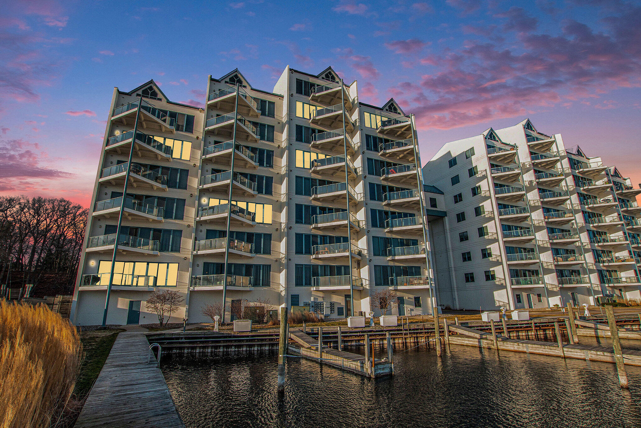 2964 Lakeshore Drive, E 304