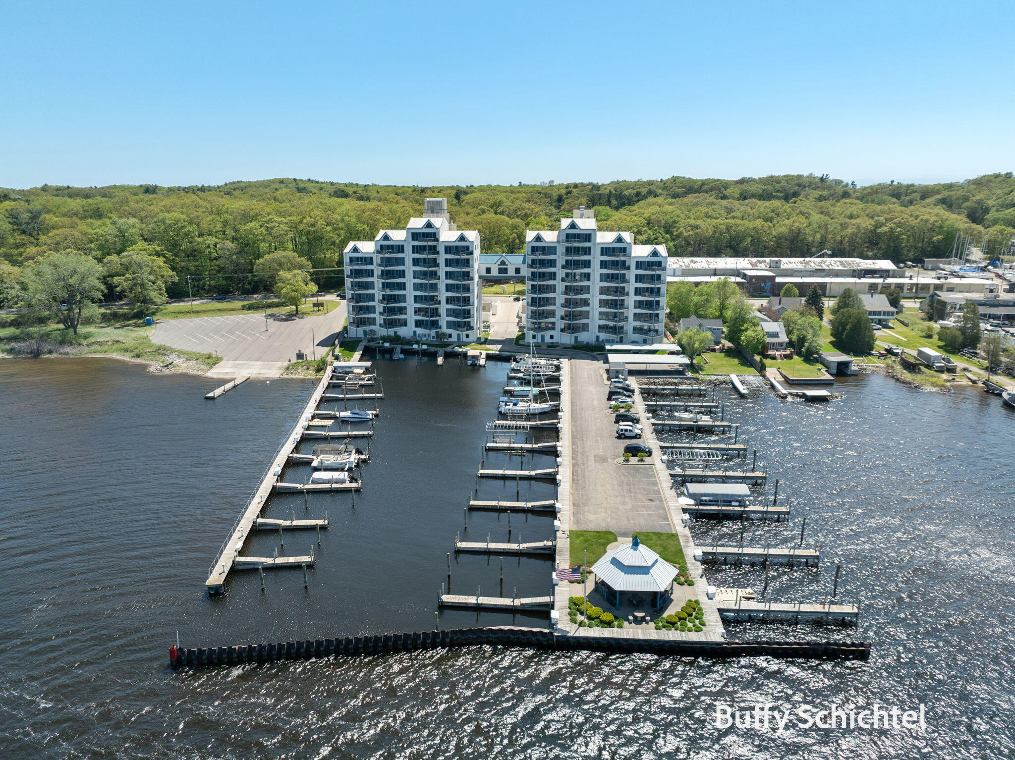 2964 Lakeshore Drive, W #204