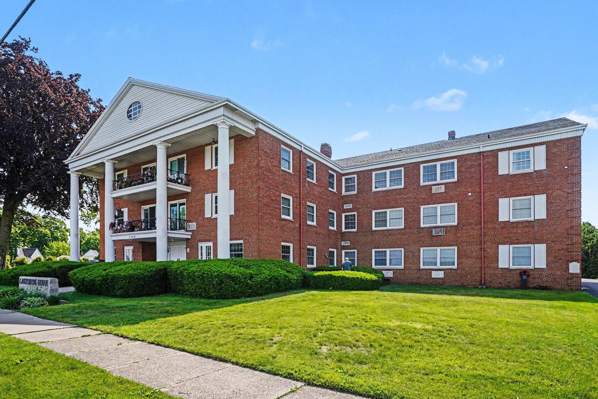 1249 Lakeshore Drive 115