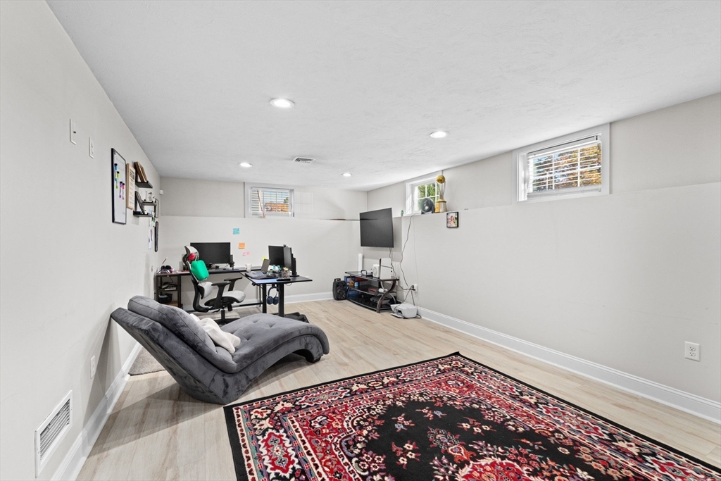 1098 Bedford St, Whitman