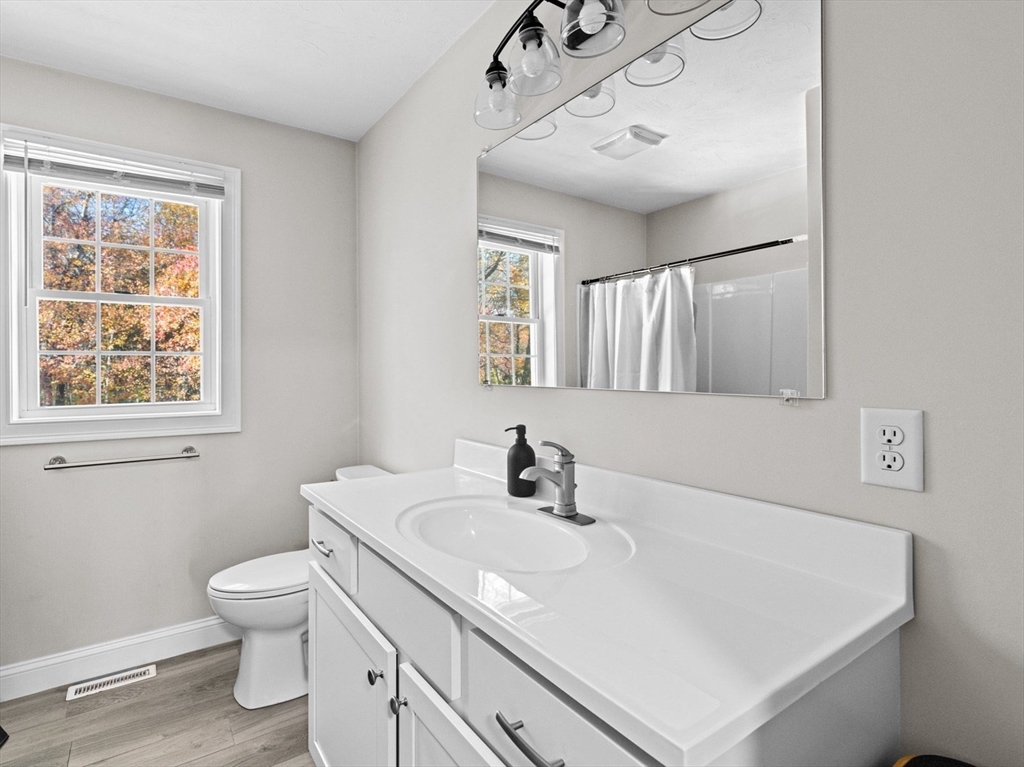 1098 Bedford St, Whitman