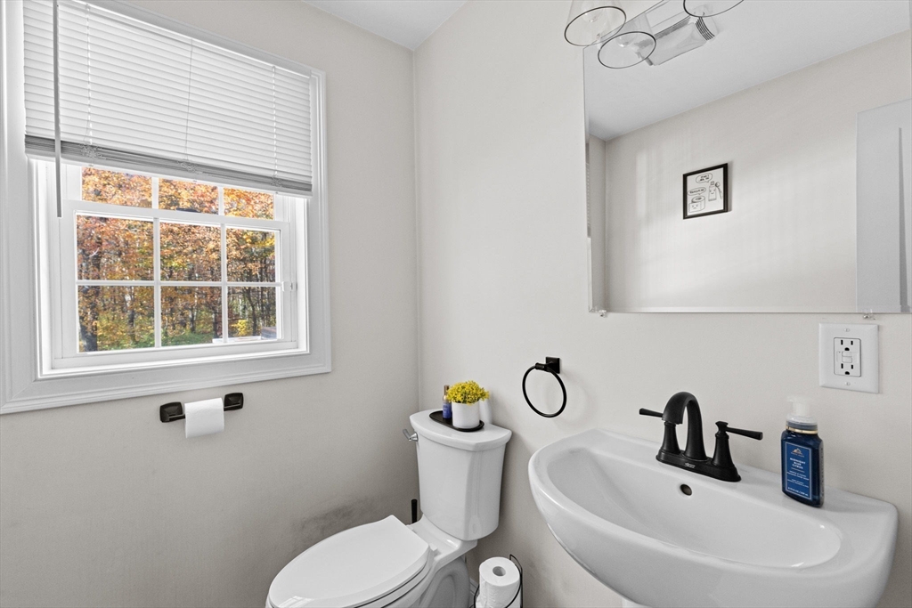 1098 Bedford St, Whitman