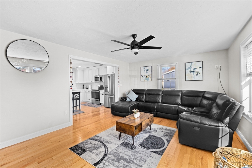 1098 Bedford St, Whitman