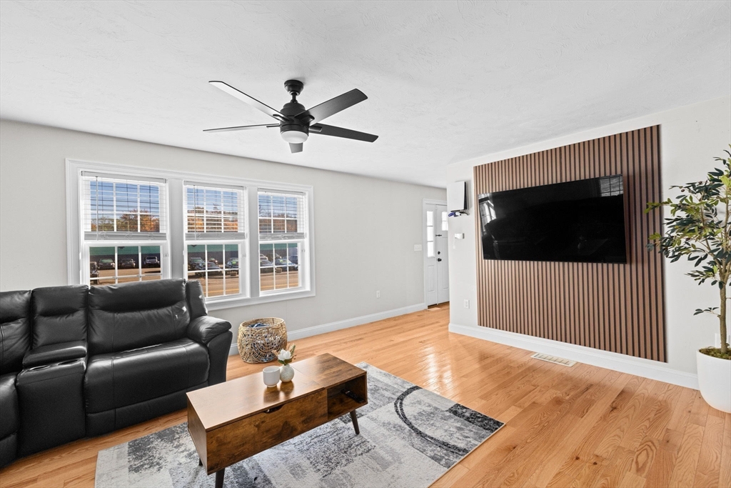 1098 Bedford St, Whitman