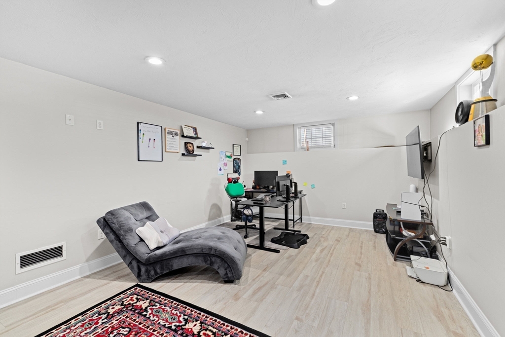 1098 Bedford St, Whitman