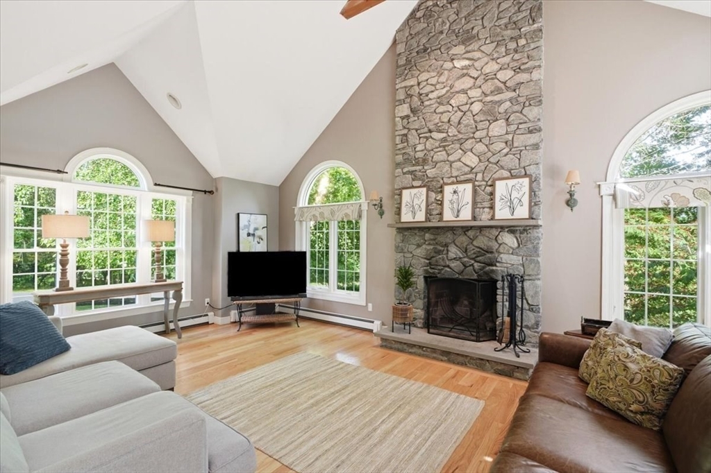 2 Blackthorne Lane