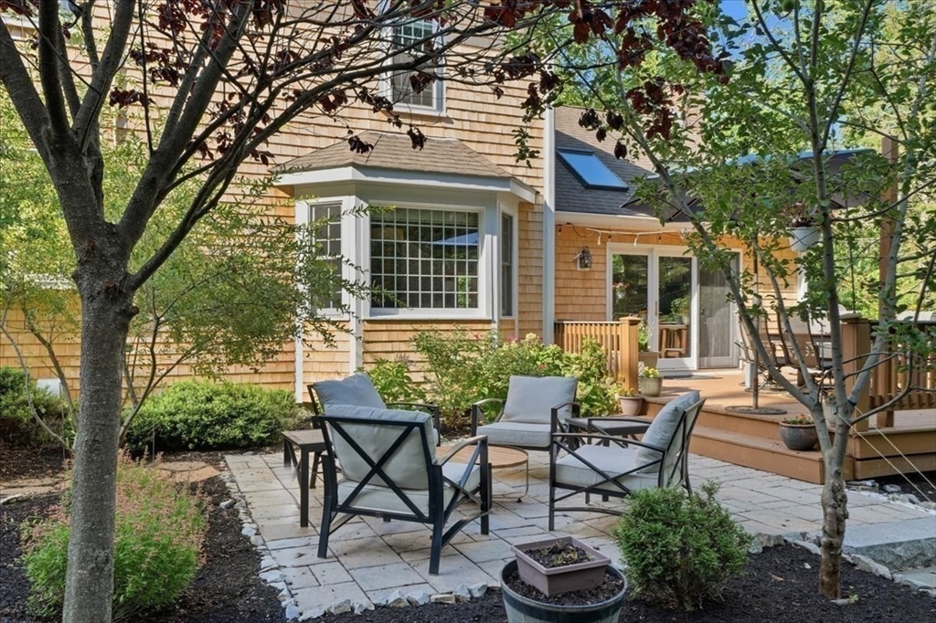 2 Blackthorne Lane