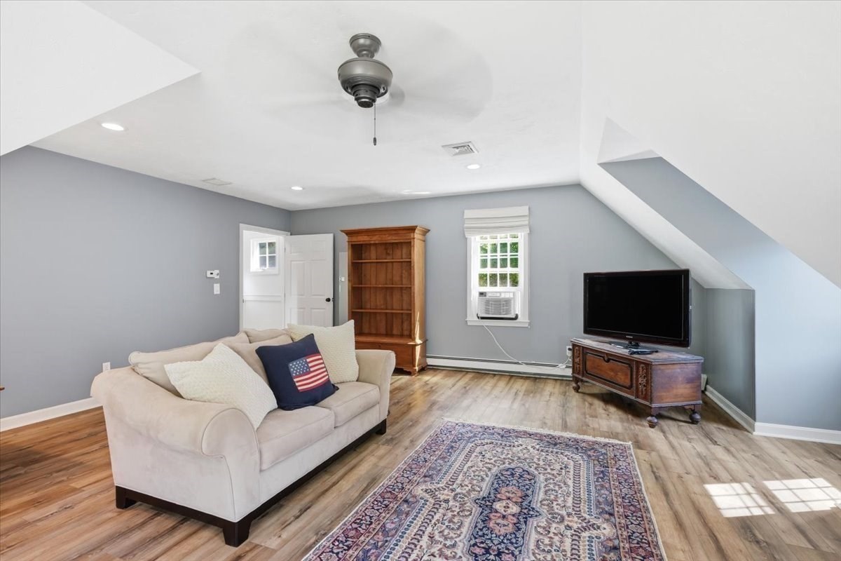 2 Blackthorne Lane