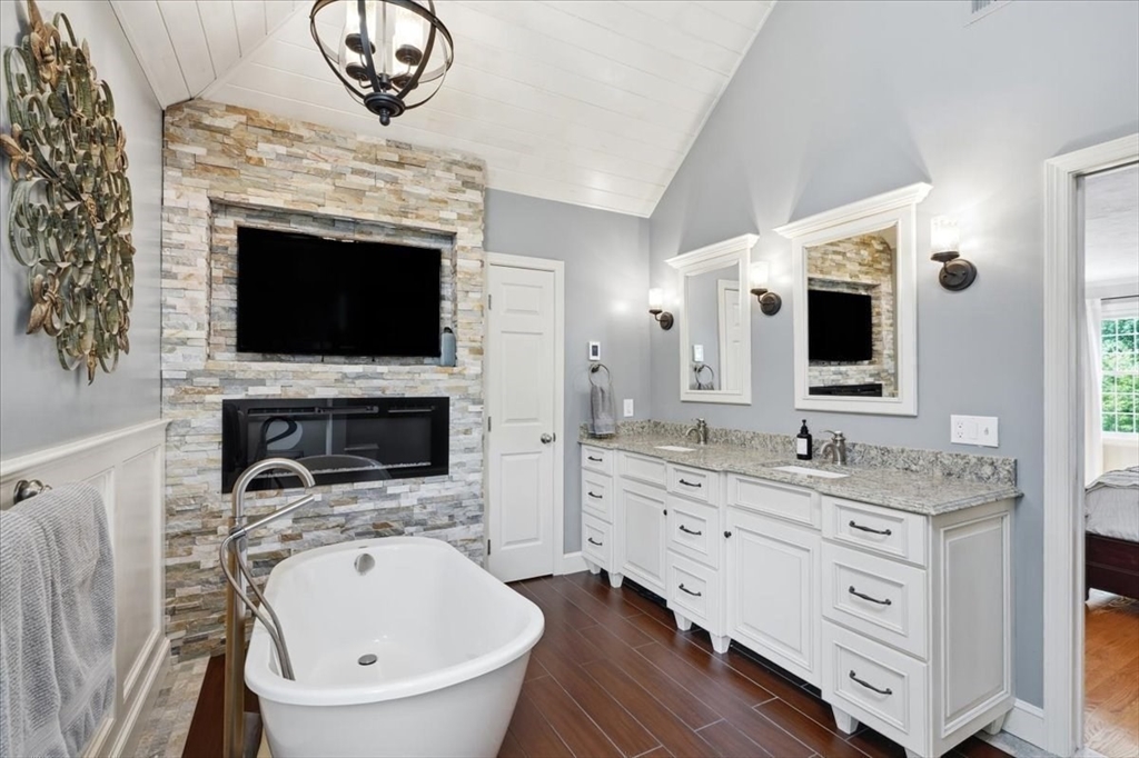 2 Blackthorne Lane