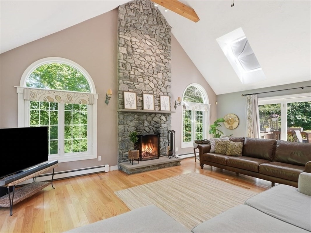 2 Blackthorne Lane