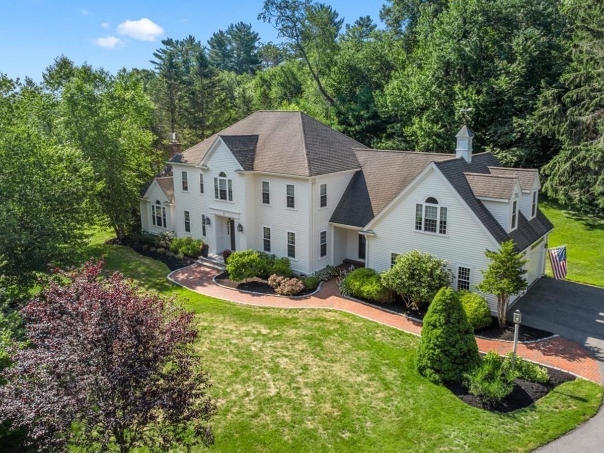 2 Blackthorne Lane