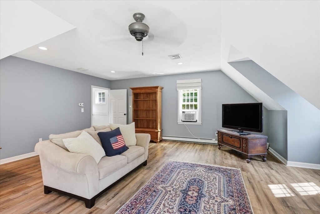 2 Blackthorne Lane