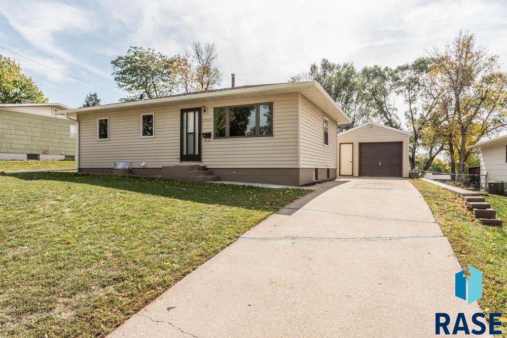 2317 E 19th St