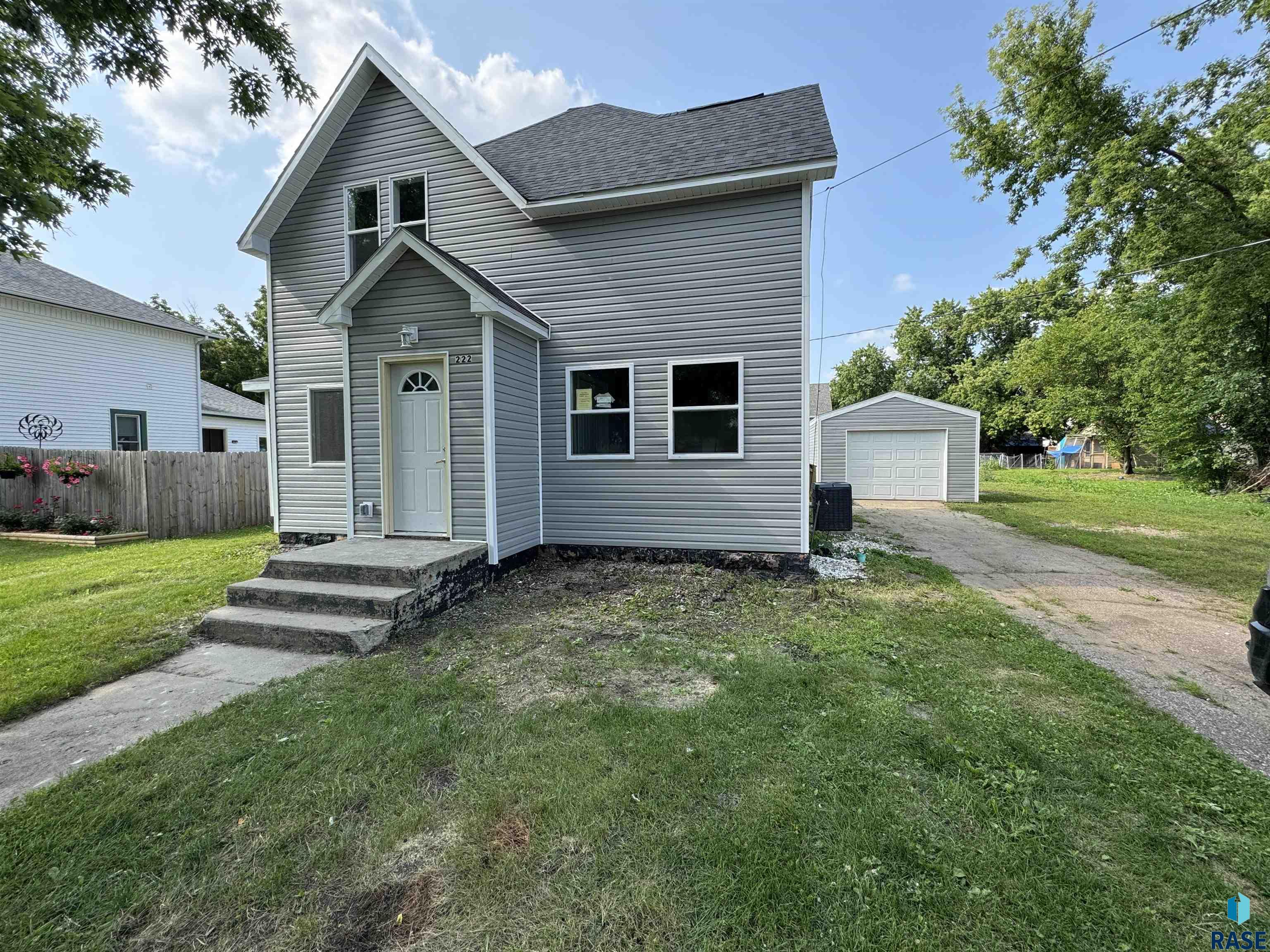 222 W 2nd St