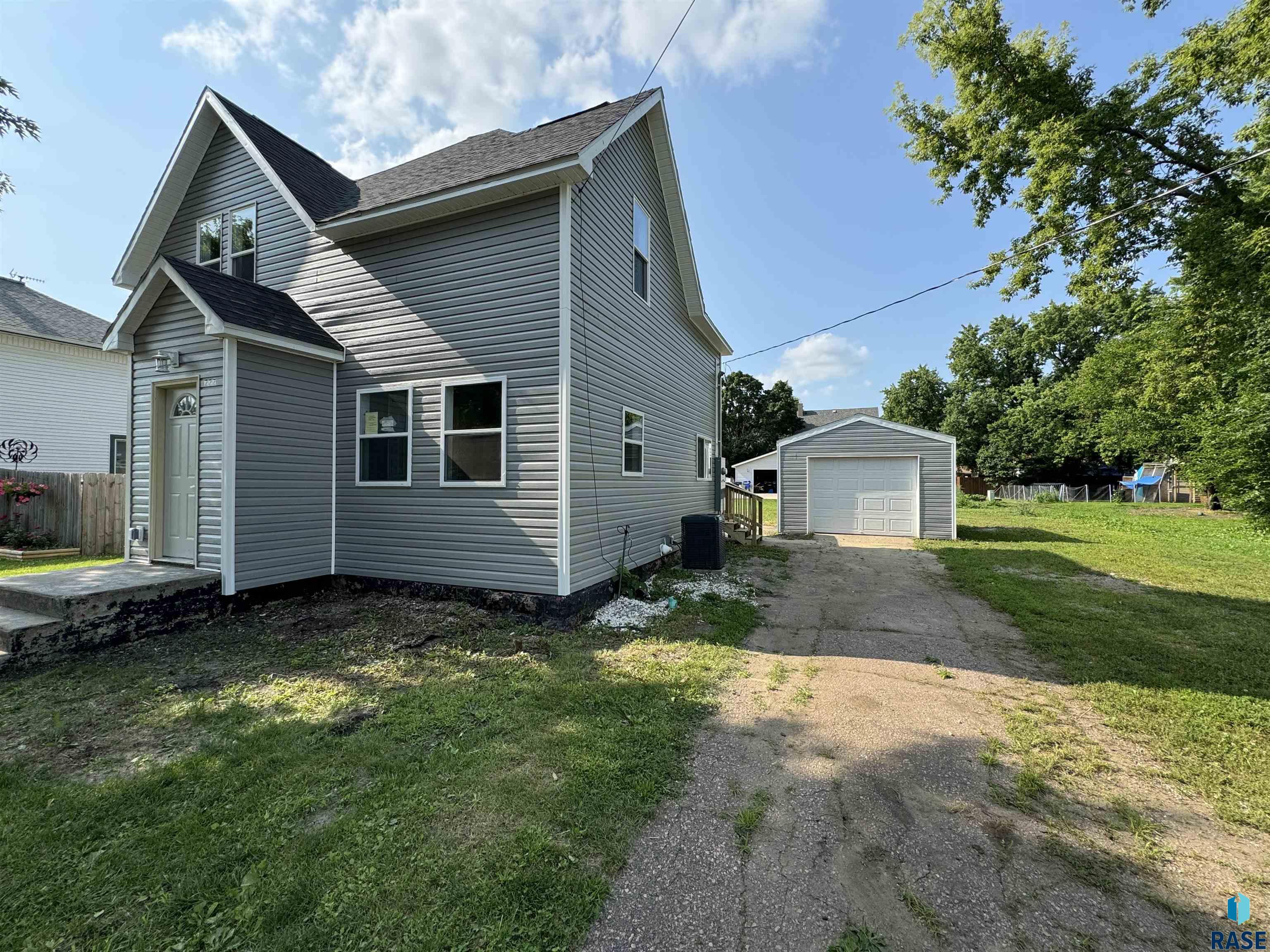 222 W 2nd St