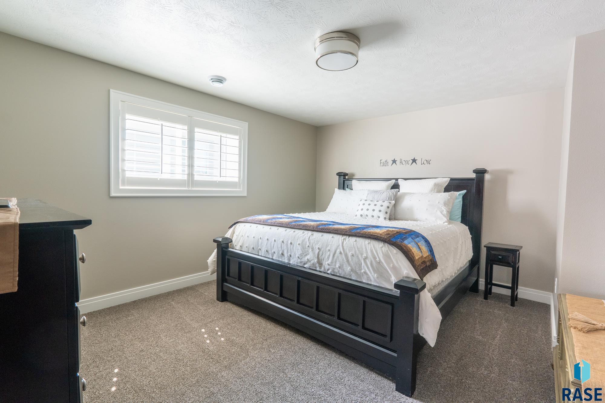 2420 E Tranquility Cir