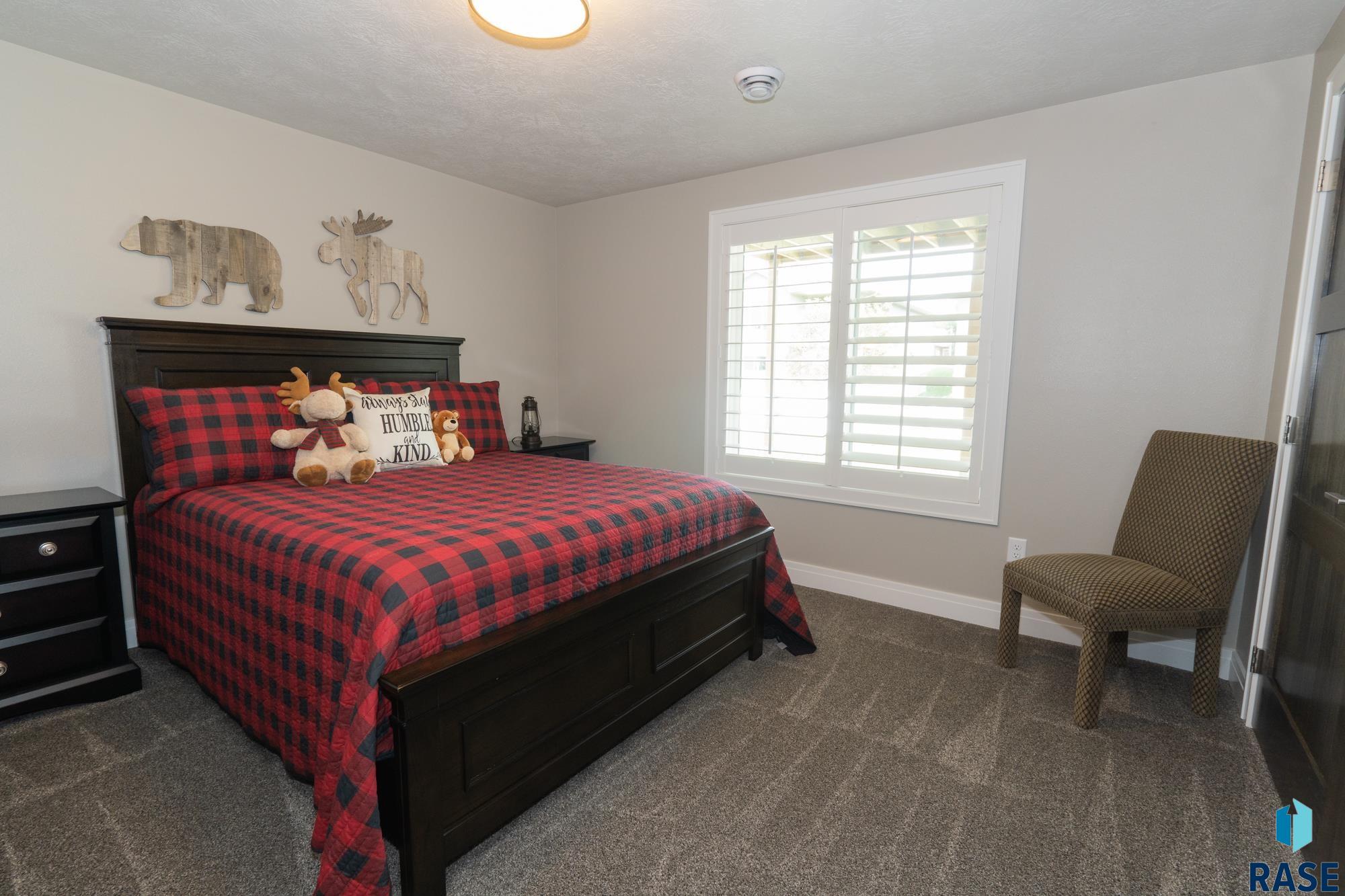 2420 E Tranquility Cir