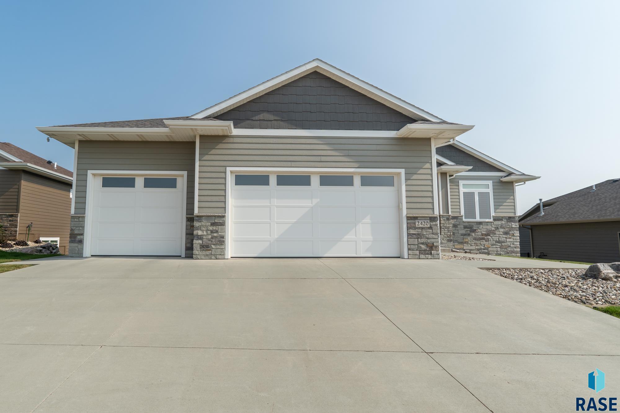 2420 E Tranquility Cir