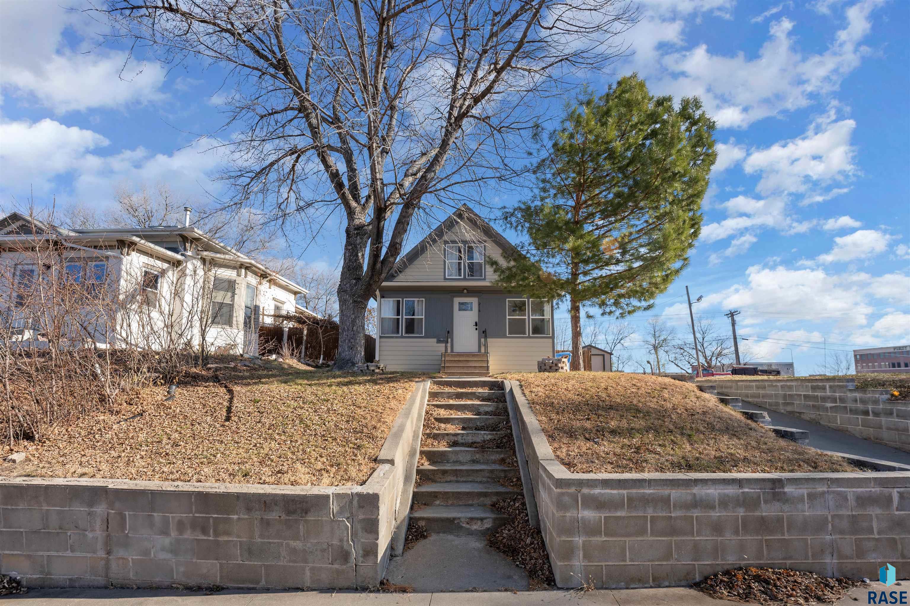 218 N Spring Ave