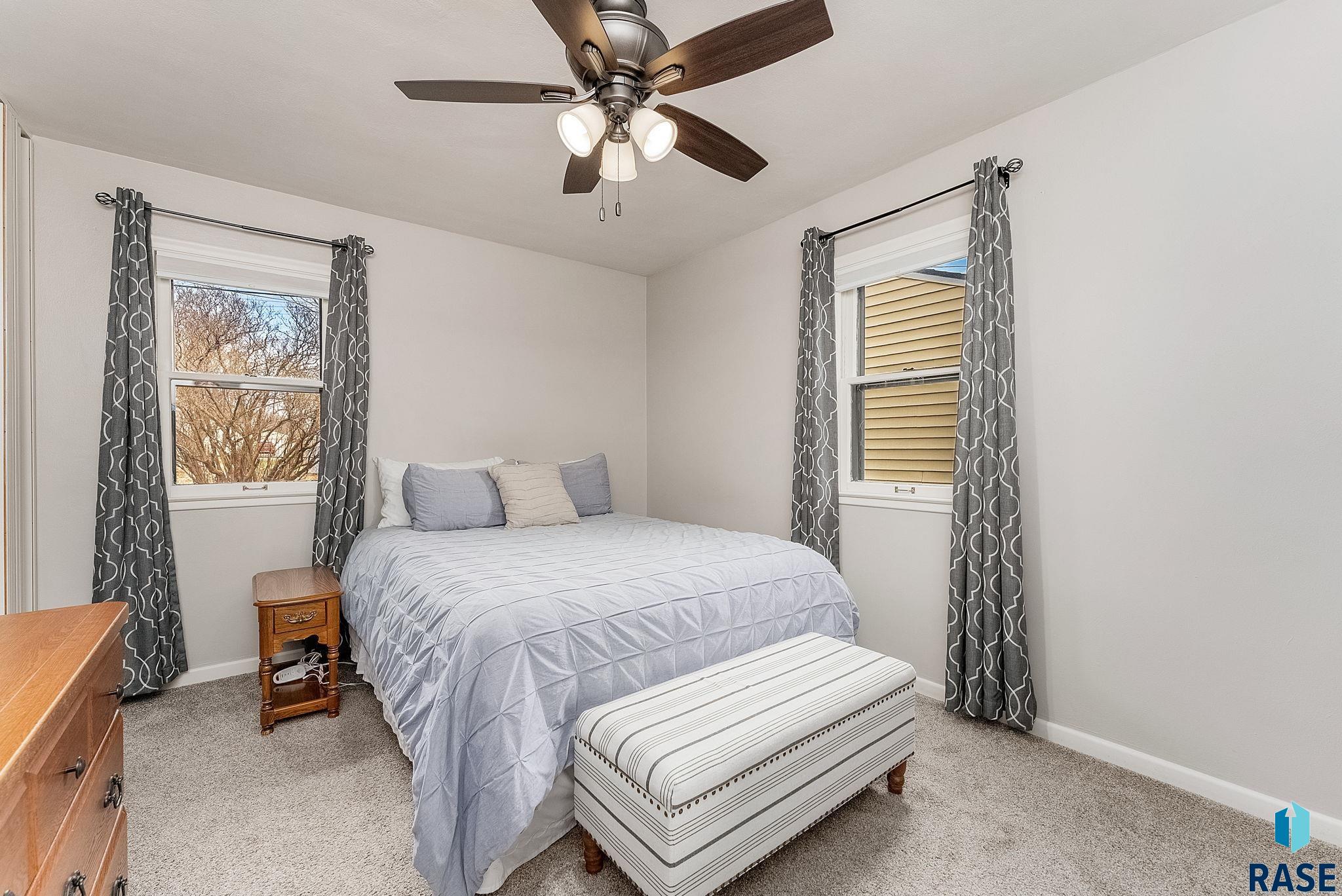3008 E Claudette Dr