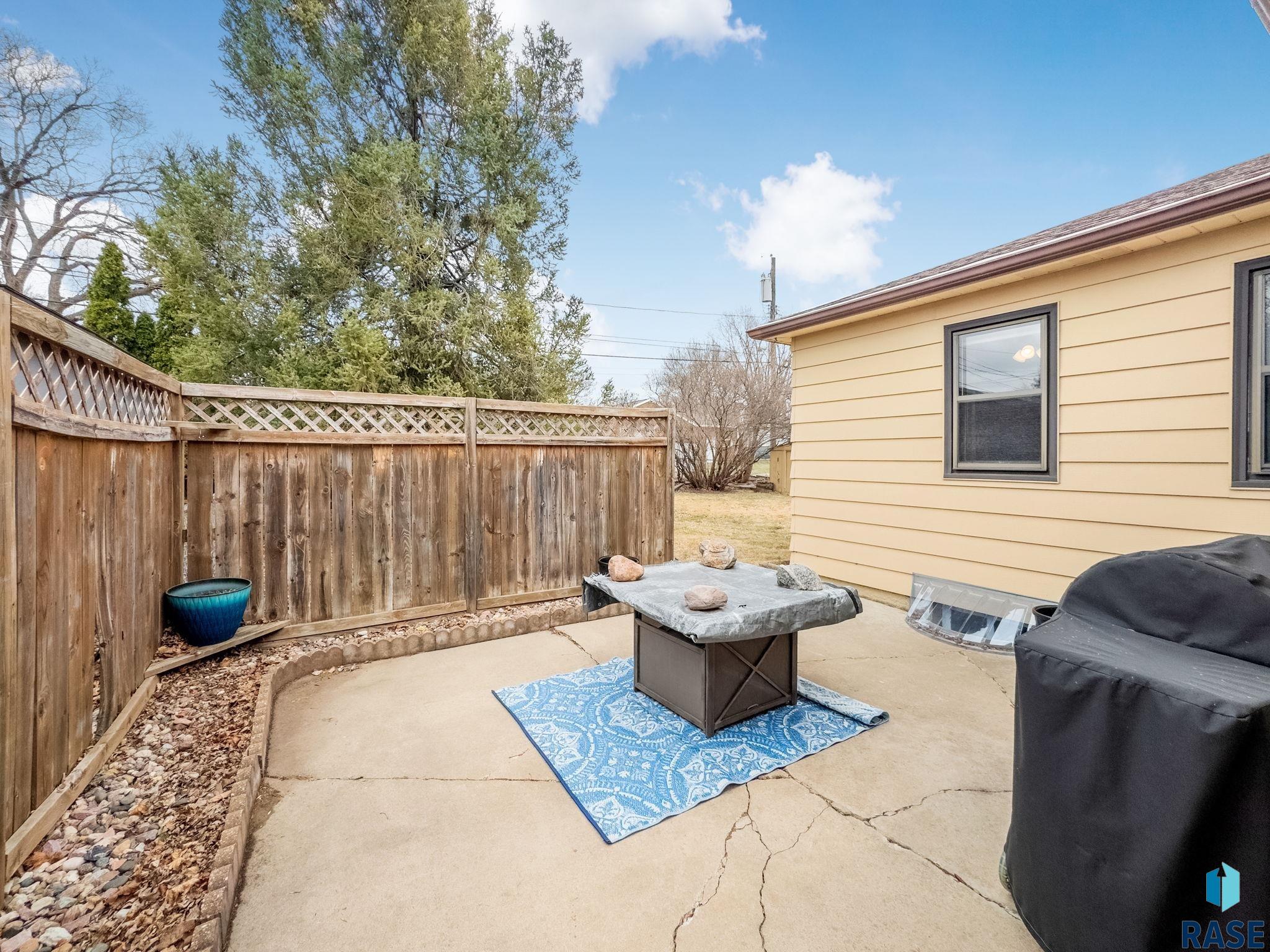 3008 E Claudette Dr