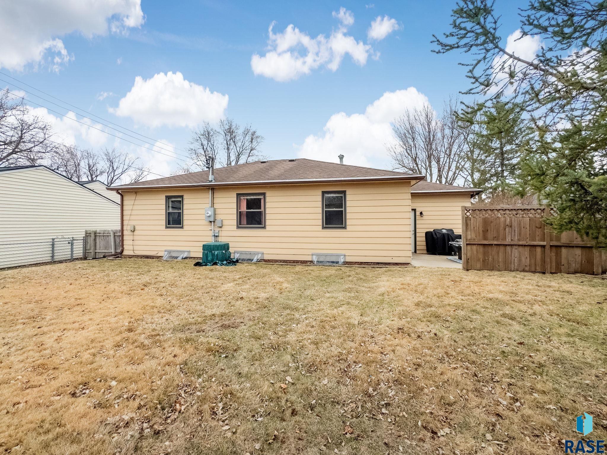 3008 E Claudette Dr