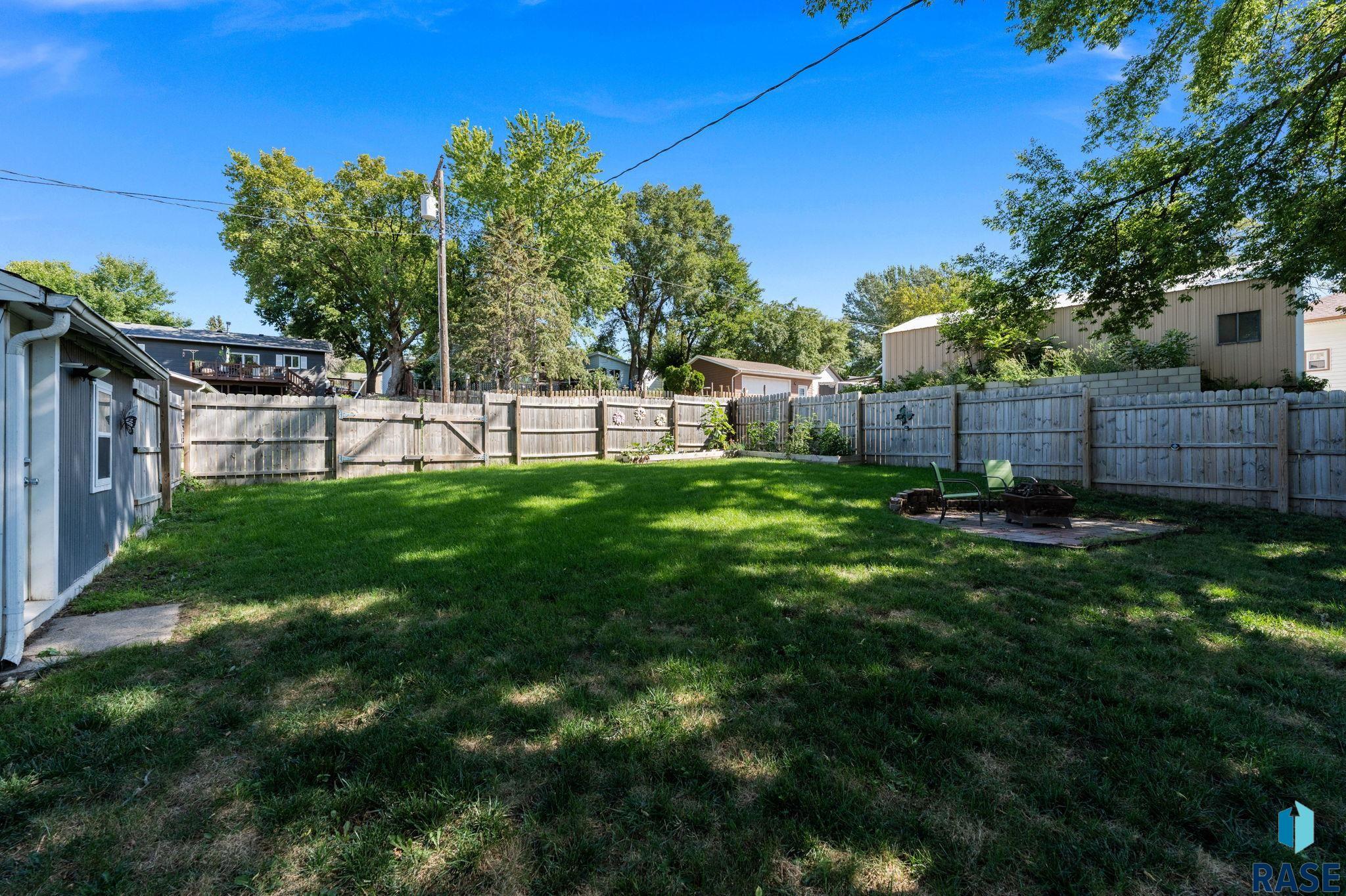 206 E 4th St