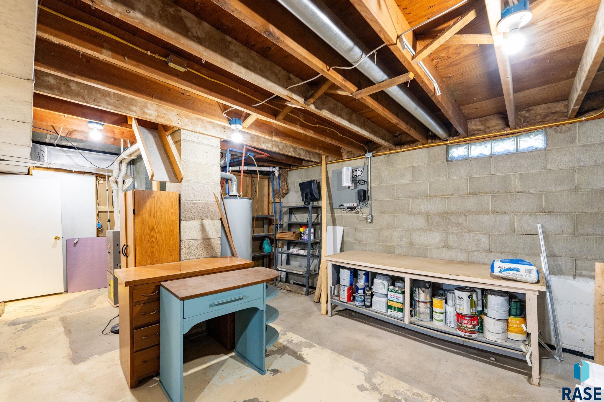 206 E 4th St