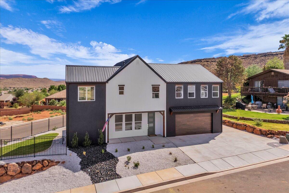 2914 E Chapman CIR