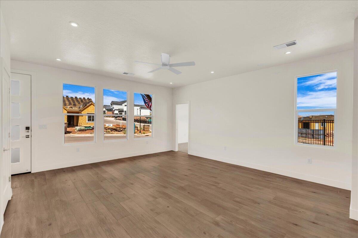 2914 E Chapman CIR