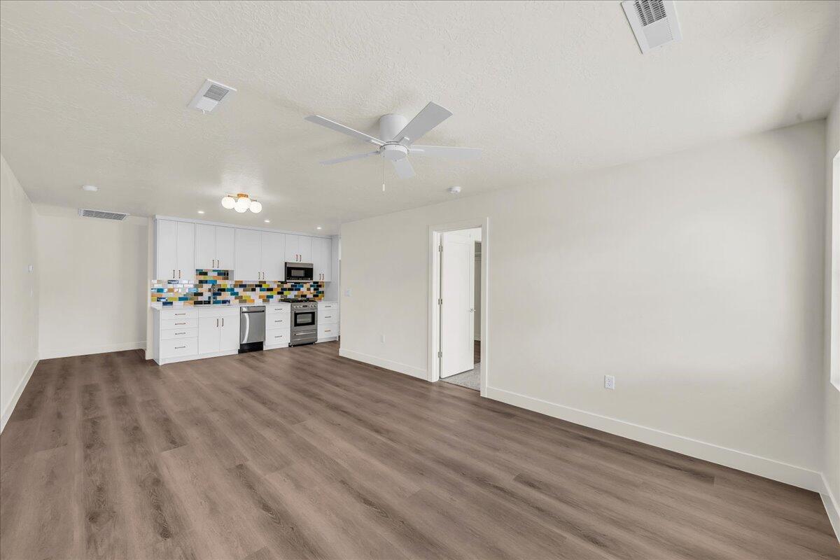 2914 E Chapman CIR