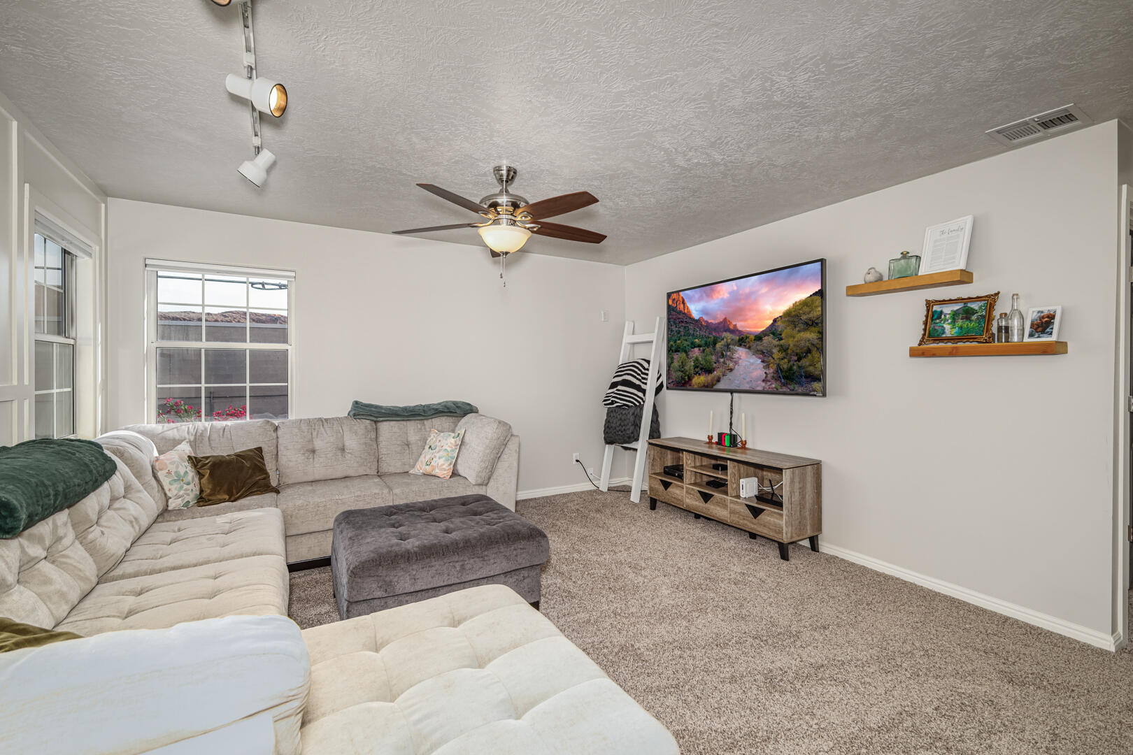 845 N Valley View DR Unit: #919