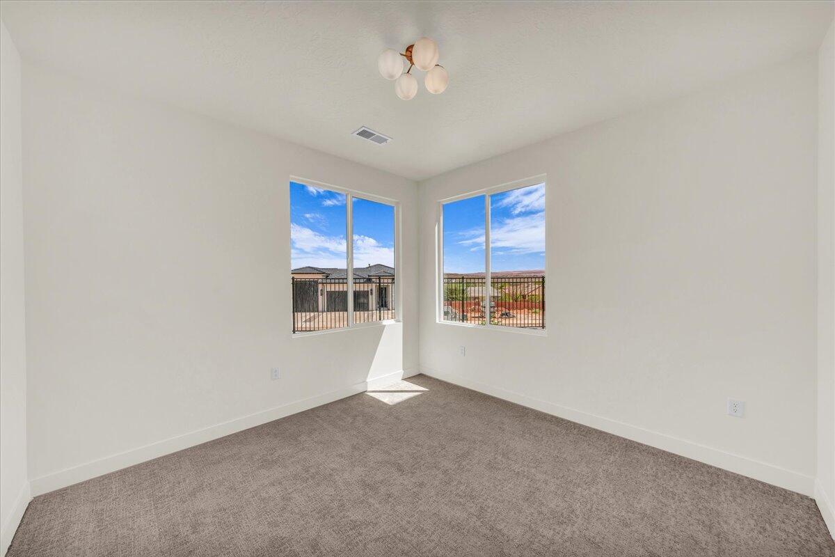 2914 E Chapman CIR