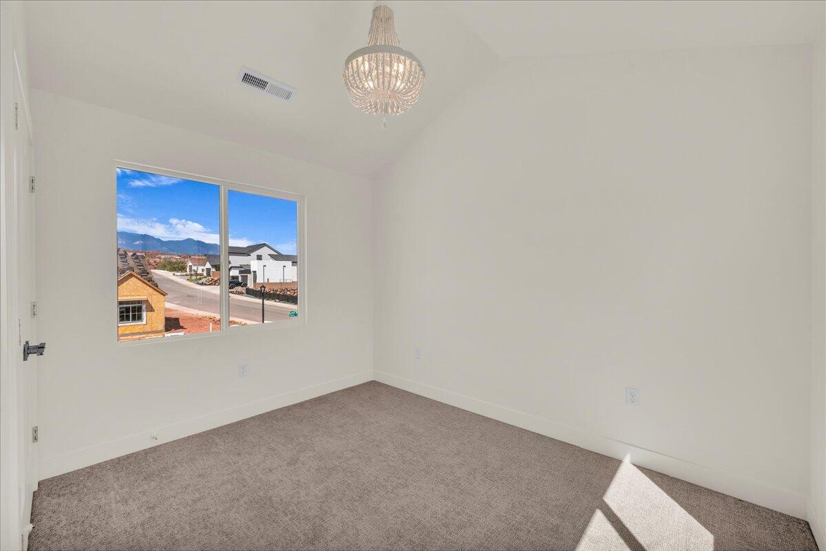 2914 E Chapman CIR