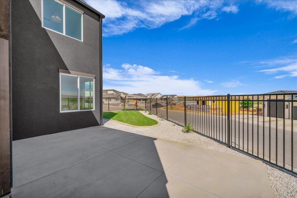 2914 E Chapman CIR