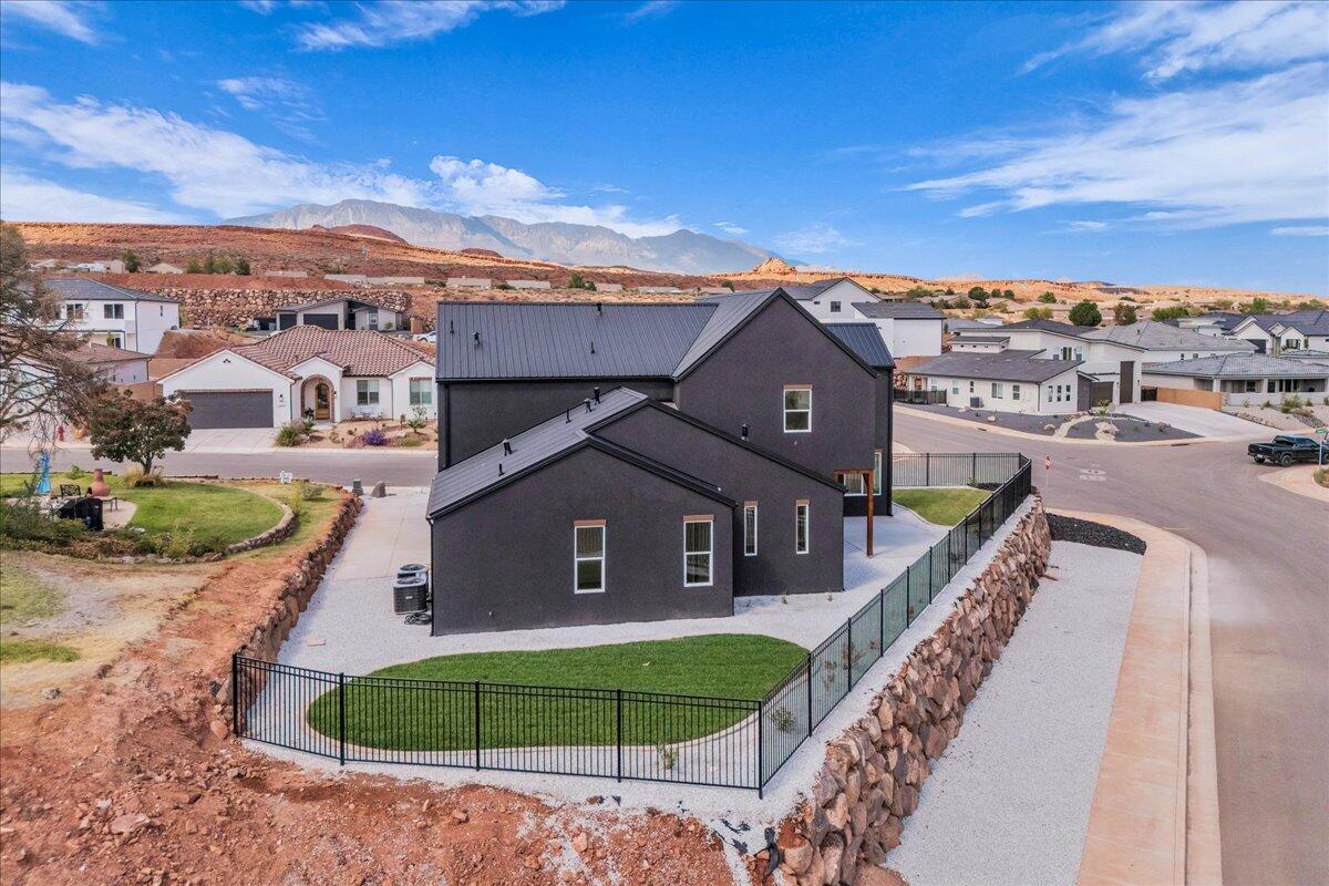 2914 E Chapman CIR
