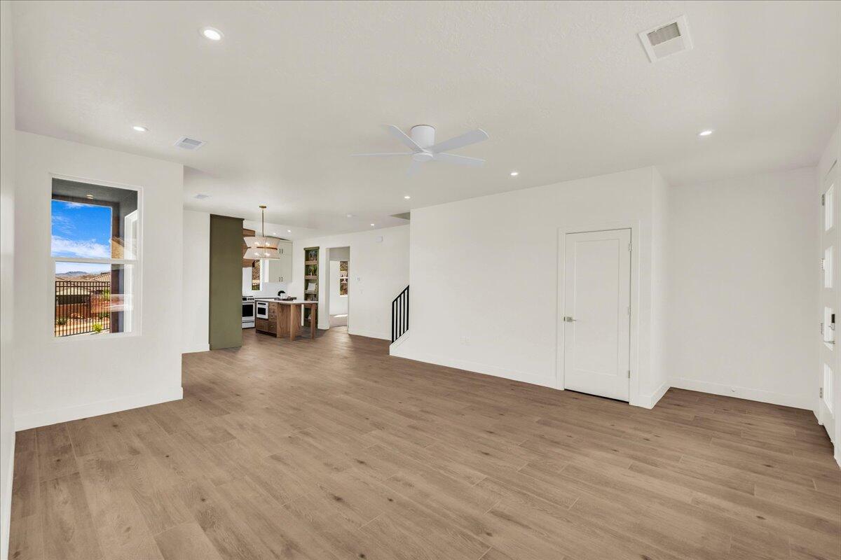 2914 E Chapman CIR
